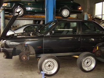 E30-M3 ホイール組み付け前のリフトアップされている写真